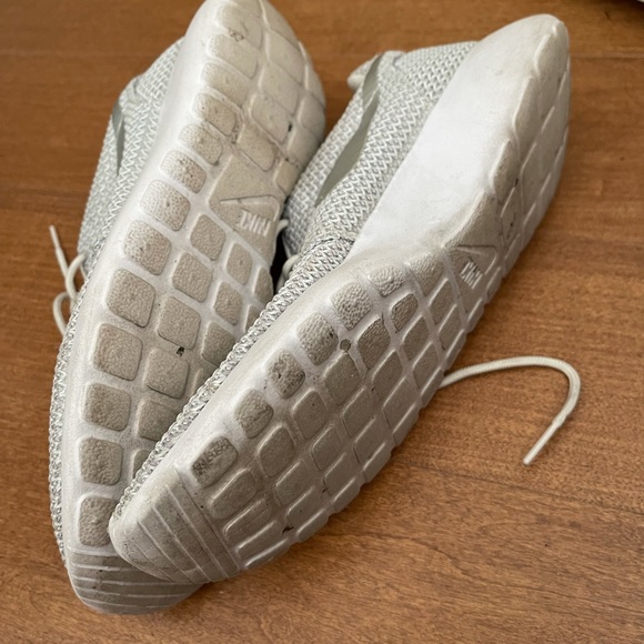 Nike Roshe One Sneaker in Light Grey/Silver - Picture 9 of 9